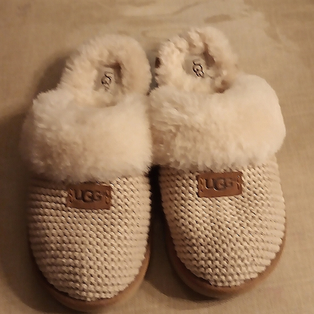 Uggs slip-ons very nice hardly been worn fur on the inside size 9
